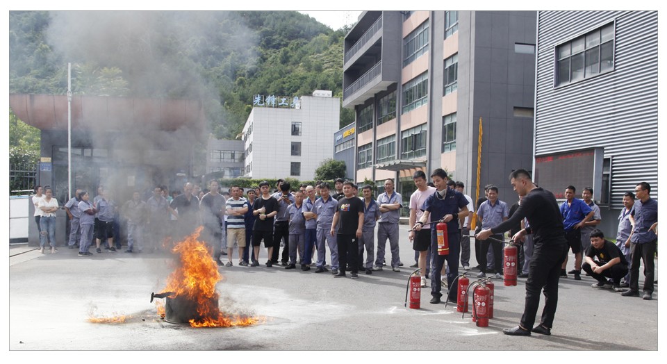 浙江漢達(dá)烈日下的應(yīng)急消防演練1.jpg